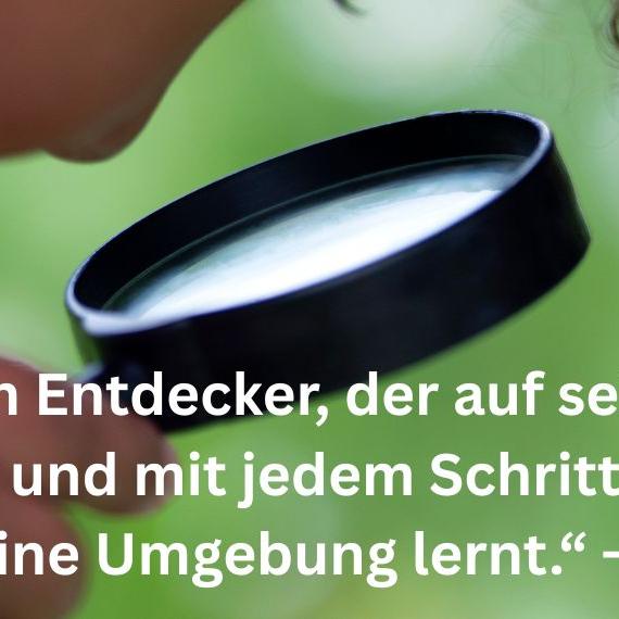 „Jedes Kind ist ein Entdecker, der auf seine eigene Weise die Welt begreift und mit jedem Schritt mehr über sich selbst und seine Umgebung lernt.“ – Unbekannt (2280 x 570 px)